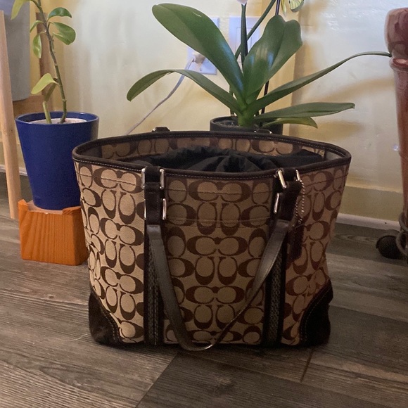 COACH Signature C Bead Tote (L) - Picture 8 of 11